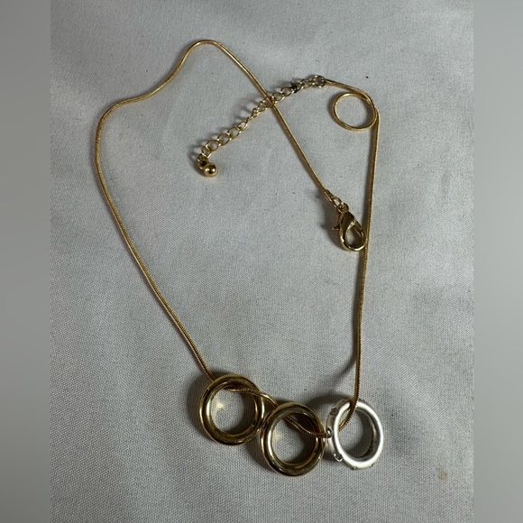 Dainty meets minimal floating circles necklace - Picture 6 of 8